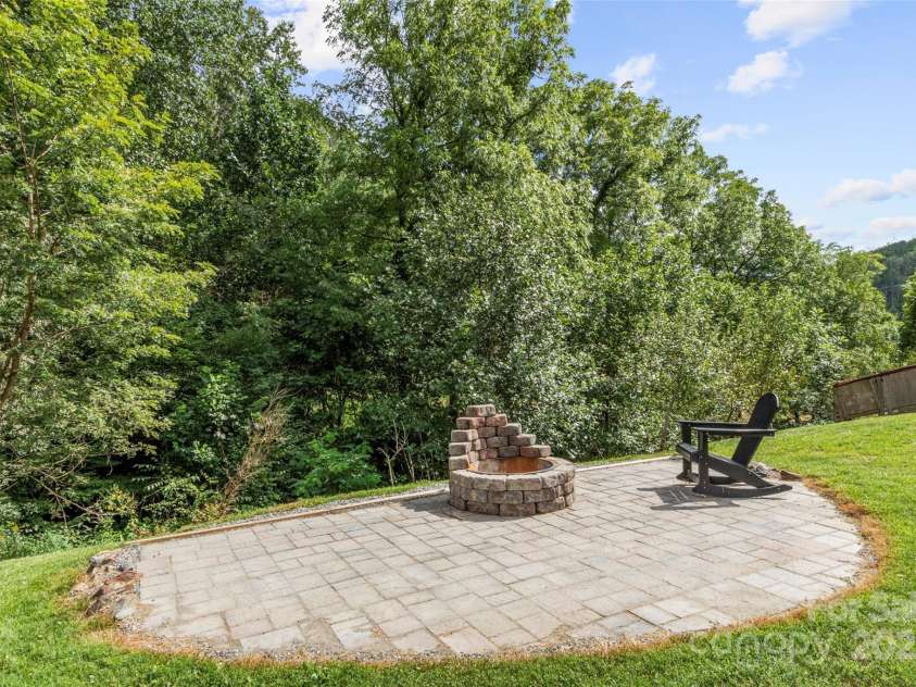 300 Dogwood Lane, Burnsville, NC 28714.  MLS# CAR4296649, YatesRealty ID 35074. 