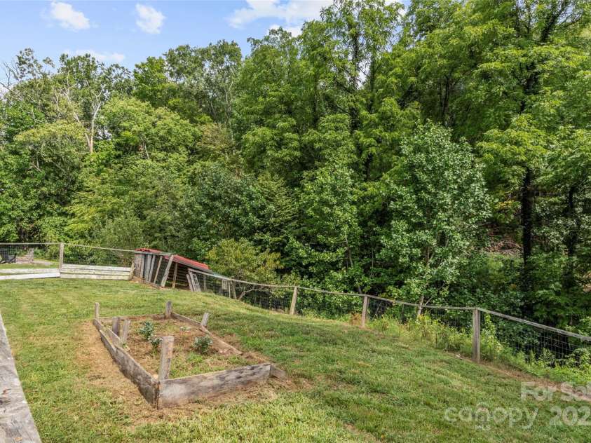 300 Dogwood Lane, Burnsville, NC 28714.  MLS# CAR4296649, YatesRealty ID 35074. 