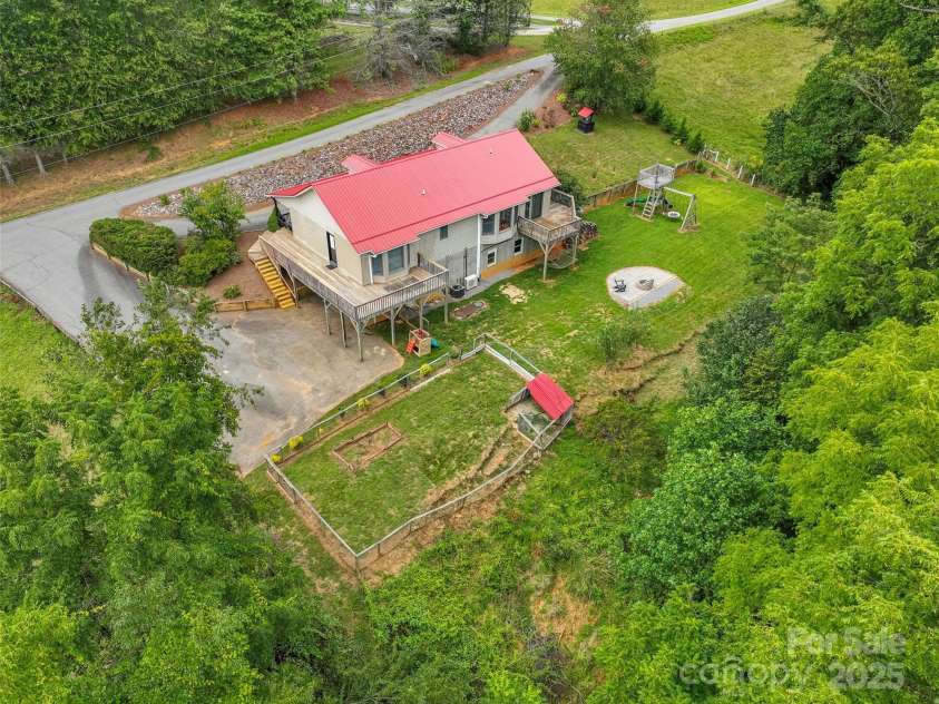 300 Dogwood Lane, Burnsville, NC 28714.  MLS# CAR4296649, YatesRealty ID 35074. 