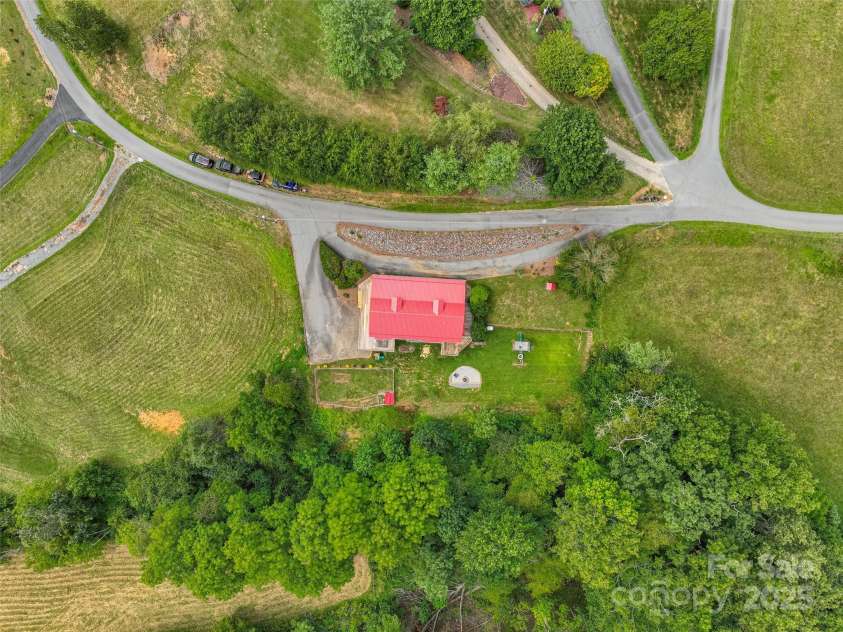 300 Dogwood Lane, Burnsville, NC 28714.  MLS# CAR4296649, YatesRealty ID 35074. 
