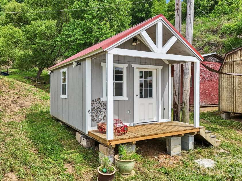 400 Morgan Branch Road, Marshall, NC 28753.  MLS# CAR4395318, YatesRealty ID 35075. 