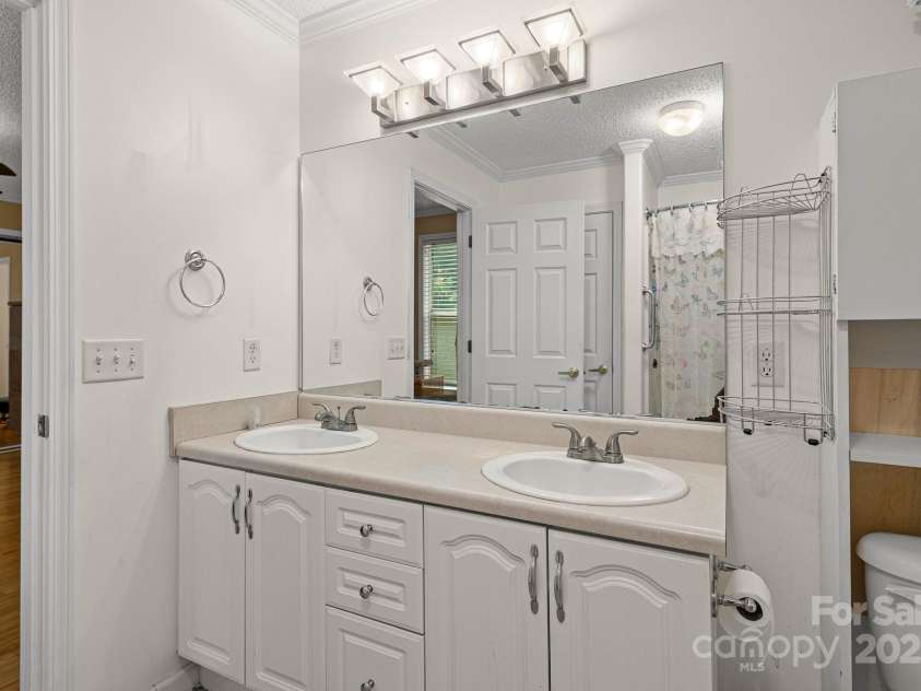 105 Robinson Cove Road, Candler, NC 28715.  MLS# CAR4293915, YatesRealty ID 35076. 