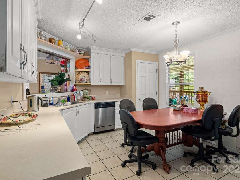 105 Robinson Cove Road, Candler, NC 28715.  MLS# CAR4293915, YatesRealty ID 35076. Eat in kitchen
