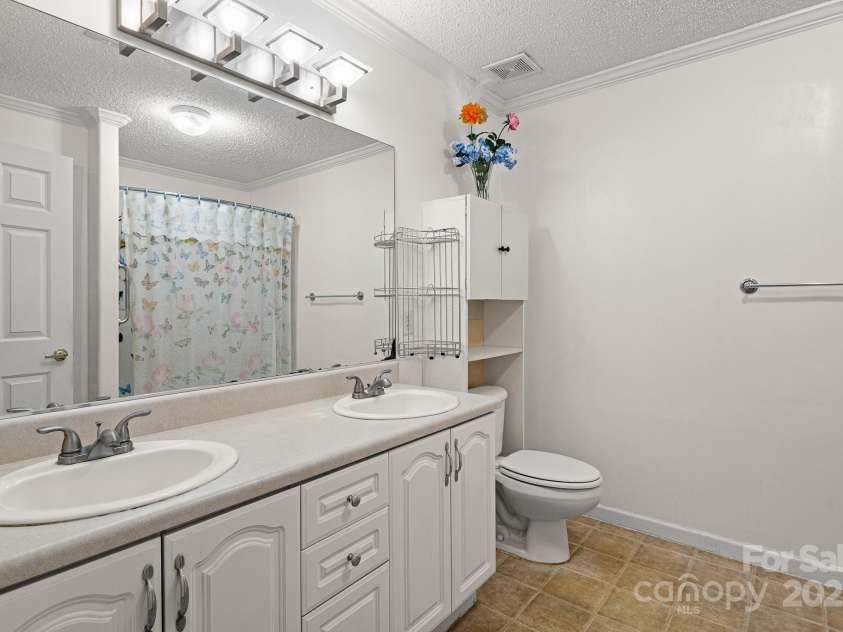 105 Robinson Cove Road, Candler, NC 28715.  MLS# CAR4293915, YatesRealty ID 35076. M bathroom