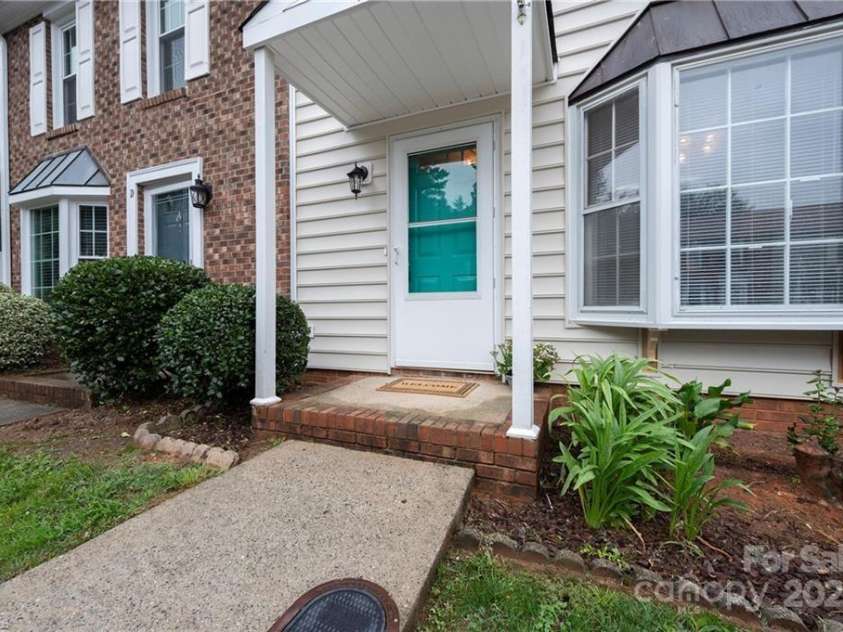 911 Shelby Drive, Greensboro, NC 27409.  MLS# CAR4297653, YatesRealty ID 35078. 