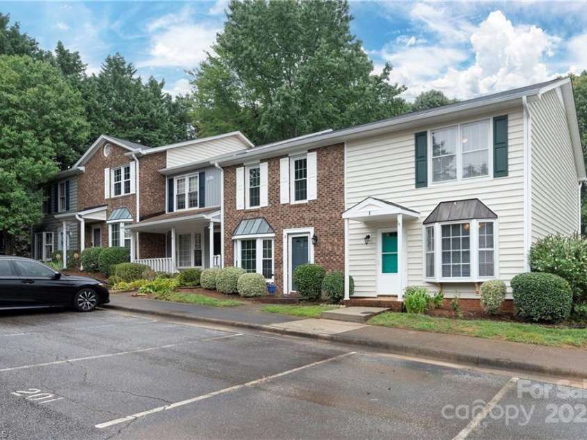 911 Shelby Drive, Greensboro, NC 27409.  MLS# CAR4297653, YatesRealty ID 35078. 