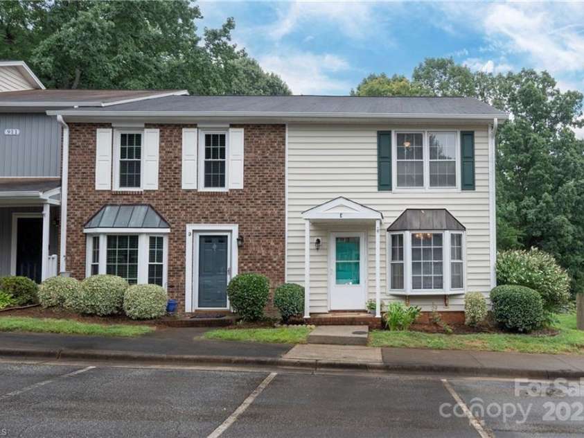 911 Shelby Drive, Greensboro, NC 27409.  MLS# CAR4297653, YatesRealty ID 35078. 