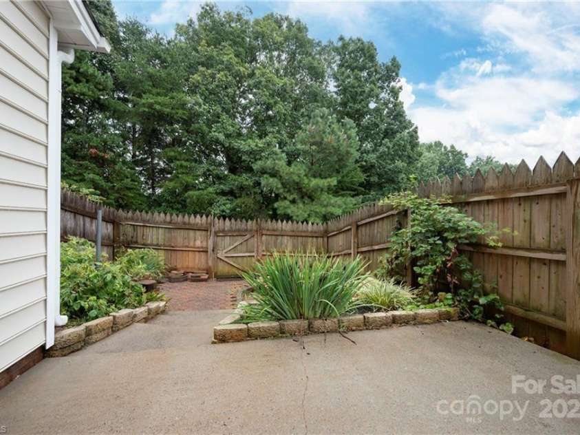911 Shelby Drive, Greensboro, NC 27409.  MLS# CAR4297653, YatesRealty ID 35078. 