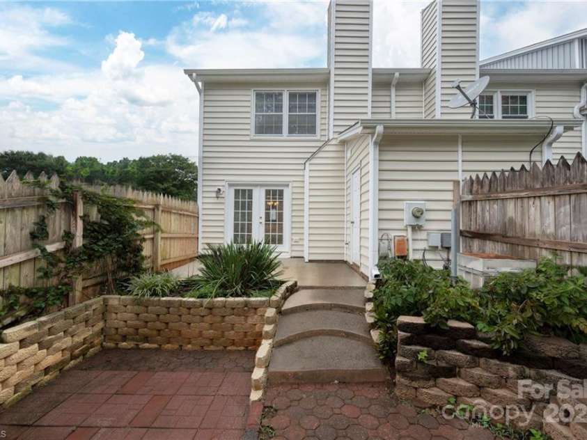 911 Shelby Drive, Greensboro, NC 27409.  MLS# CAR4297653, YatesRealty ID 35078. 