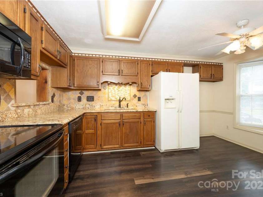 911 Shelby Drive, Greensboro, NC 27409.  MLS# CAR4297653, YatesRealty ID 35078. 