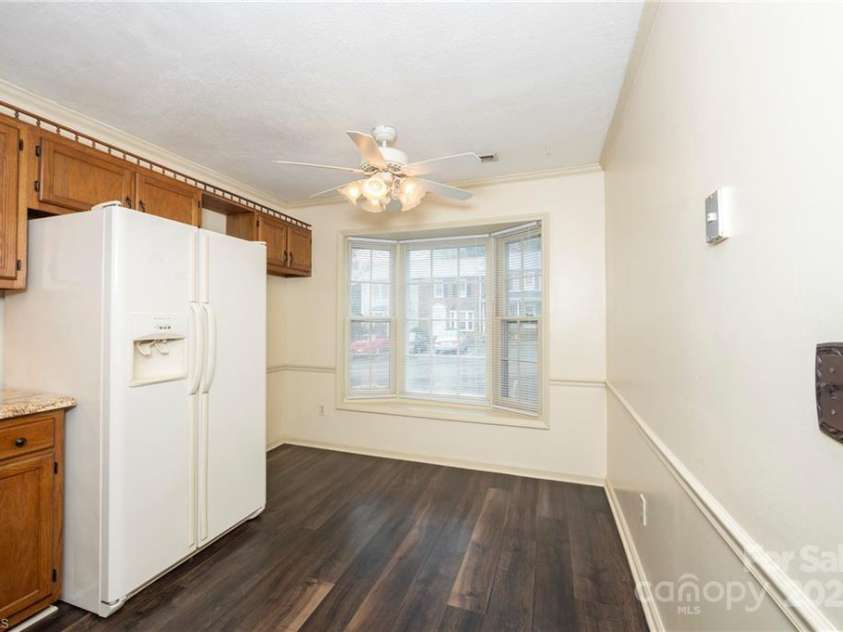 911 Shelby Drive, Greensboro, NC 27409.  MLS# CAR4297653, YatesRealty ID 35078. 