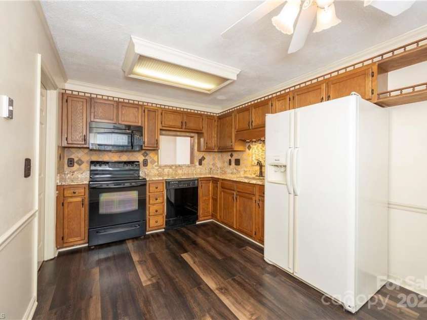 911 Shelby Drive, Greensboro, NC 27409.  MLS# CAR4297653, YatesRealty ID 35078. 