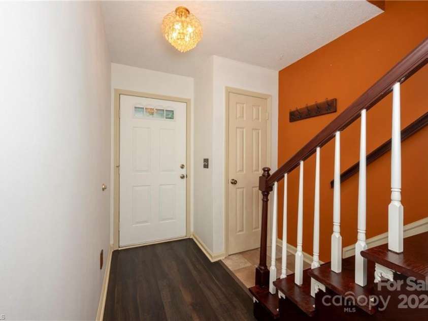 911 Shelby Drive, Greensboro, NC 27409.  MLS# CAR4297653, YatesRealty ID 35078. 