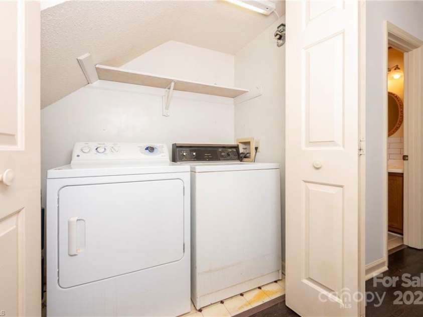 911 Shelby Drive, Greensboro, NC 27409.  MLS# CAR4297653, YatesRealty ID 35078. 