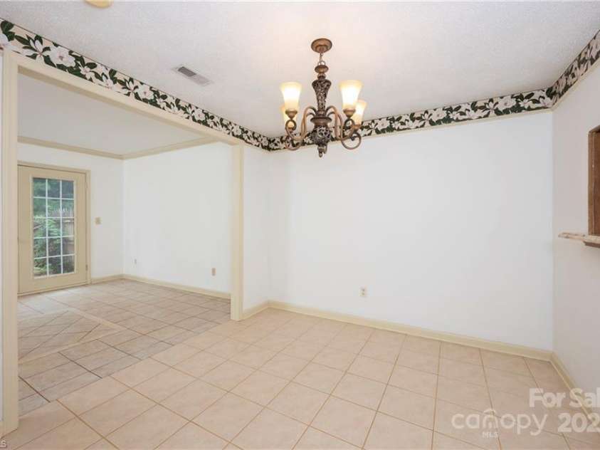 911 Shelby Drive, Greensboro, NC 27409.  MLS# CAR4297653, YatesRealty ID 35078. 