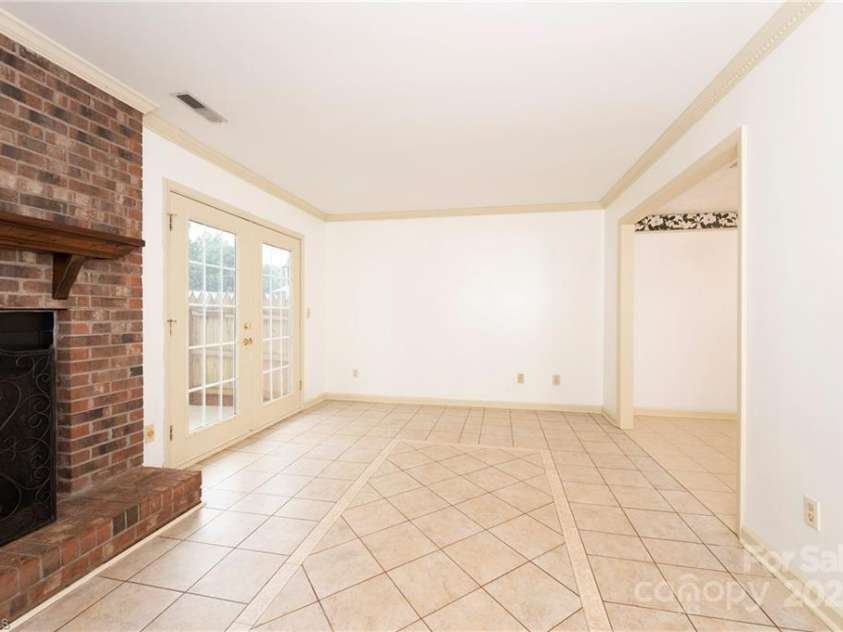 911 Shelby Drive, Greensboro, NC 27409.  MLS# CAR4297653, YatesRealty ID 35078. 