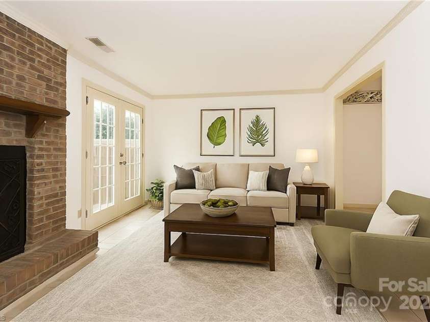 911 Shelby Drive, Greensboro, NC 27409.  MLS# CAR4297653, YatesRealty ID 35078. 
