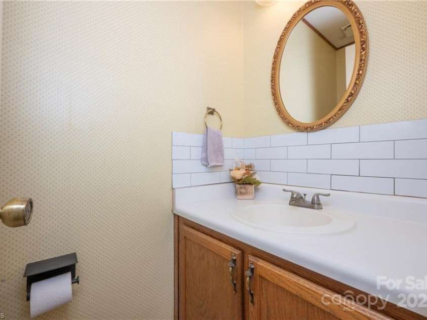 911 Shelby Drive, Greensboro, NC 27409.  MLS# CAR4297653, YatesRealty ID 35078. 