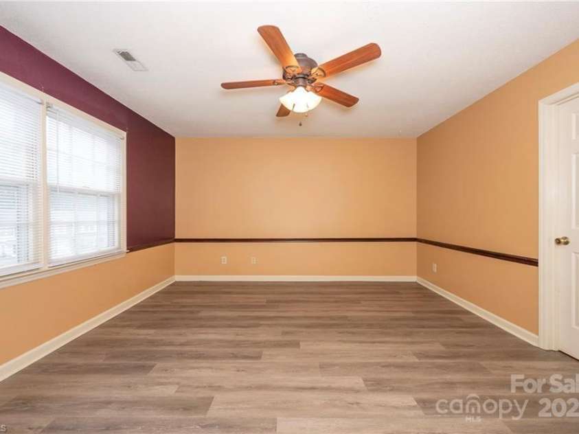 911 Shelby Drive, Greensboro, NC 27409.  MLS# CAR4297653, YatesRealty ID 35078. 