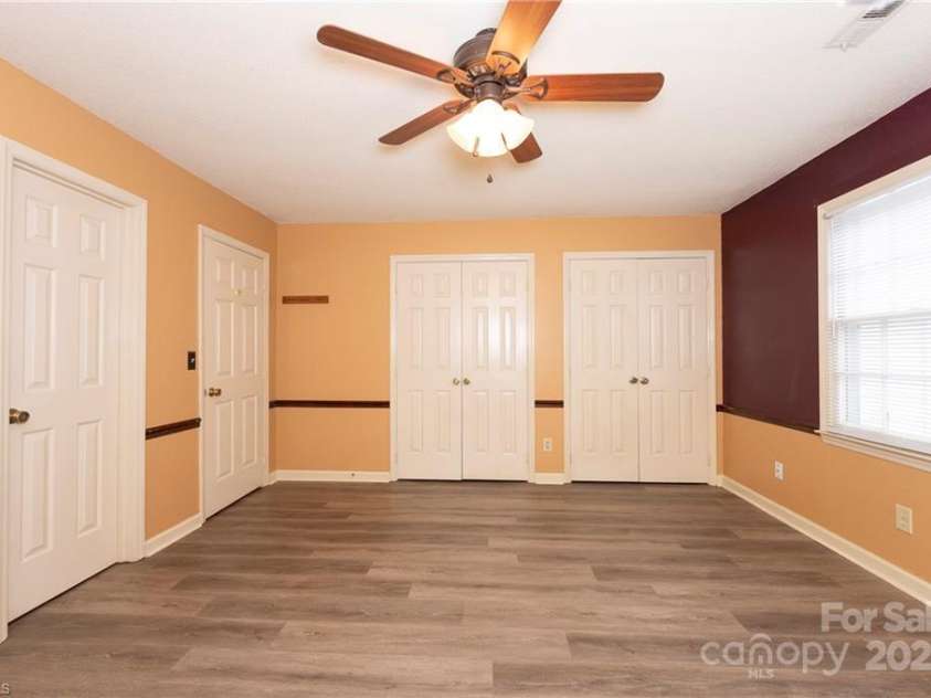 911 Shelby Drive, Greensboro, NC 27409.  MLS# CAR4297653, YatesRealty ID 35078. 