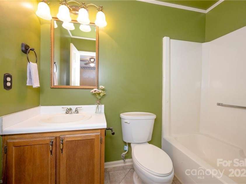 911 Shelby Drive, Greensboro, NC 27409.  MLS# CAR4297653, YatesRealty ID 35078. 