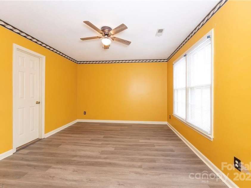 911 Shelby Drive, Greensboro, NC 27409.  MLS# CAR4297653, YatesRealty ID 35078. 