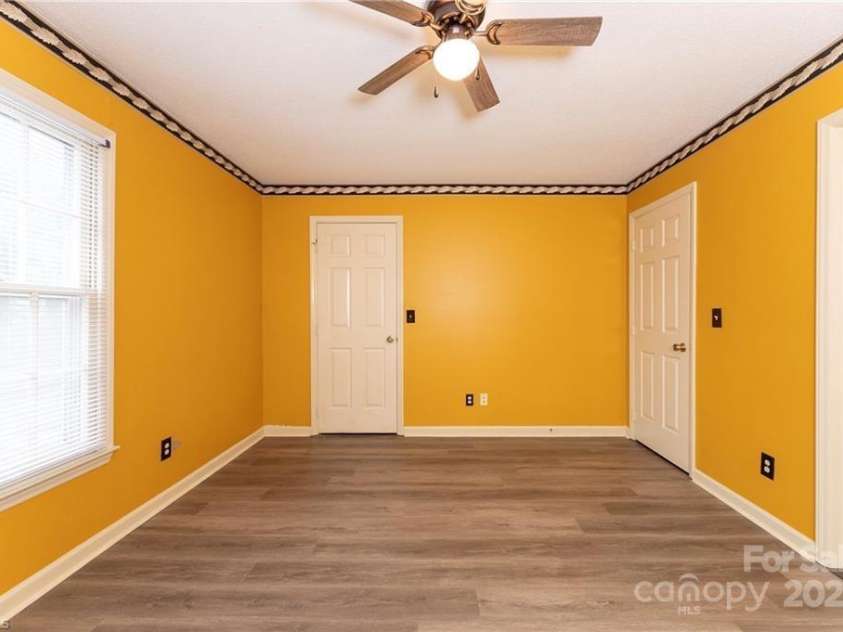 911 Shelby Drive, Greensboro, NC 27409.  MLS# CAR4297653, YatesRealty ID 35078. 