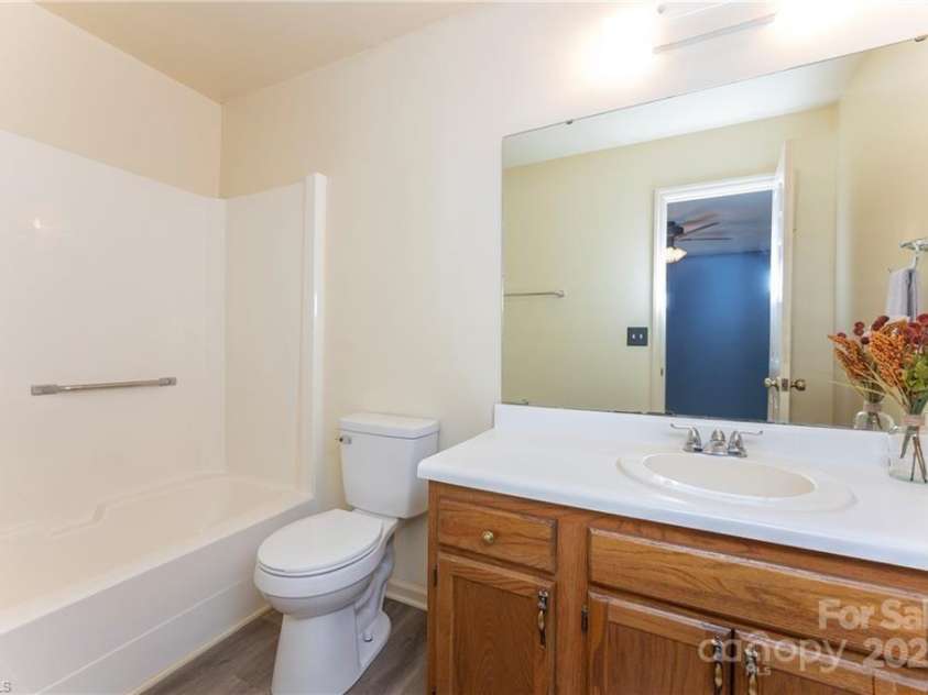 911 Shelby Drive, Greensboro, NC 27409.  MLS# CAR4297653, YatesRealty ID 35078. 