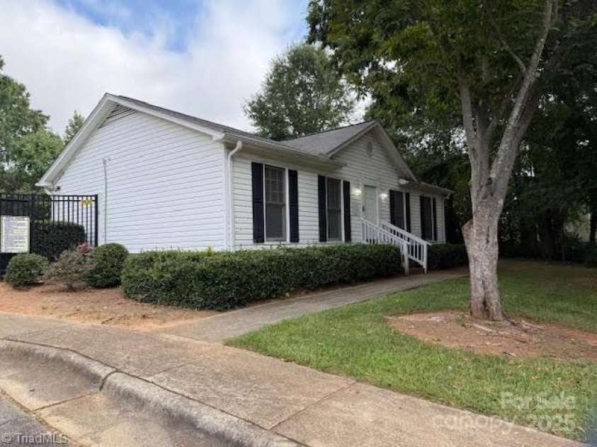 911 Shelby Drive, Greensboro, NC 27409.  MLS# CAR4297653, YatesRealty ID 35078. 