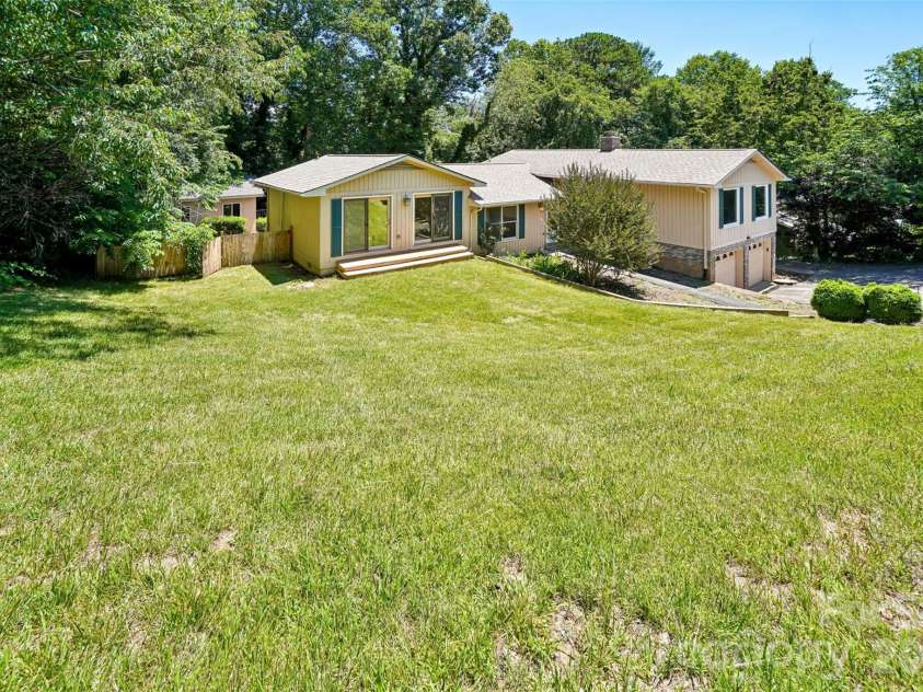 51 Wake Robin Way, Asheville, NC 28805.  MLS# CAR4396887, YatesRealty ID 35080. 