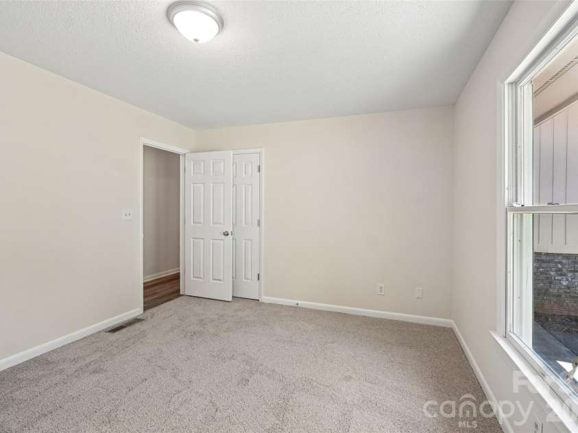 51 Wake Robin Way, Asheville, NC 28805.  MLS# CAR4396887, YatesRealty ID 35080. 