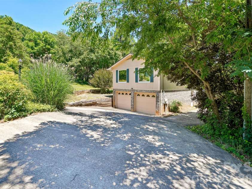 51 Wake Robin Way, Asheville, NC 28805.  MLS# CAR4396887, YatesRealty ID 35080. 