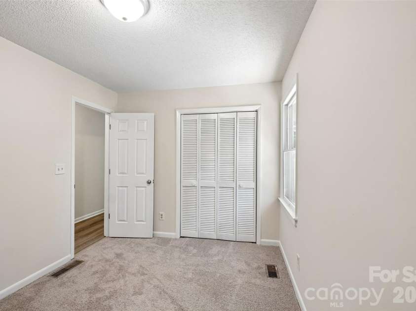 51 Wake Robin Way, Asheville, NC 28805.  MLS# CAR4396887, YatesRealty ID 35080. 