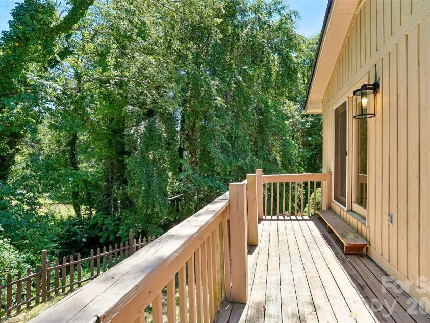 51 Wake Robin Way, Asheville, NC 28805.  MLS# CAR4396887, YatesRealty ID 35080. 