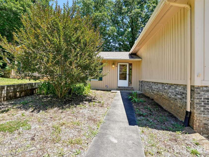 51 Wake Robin Way, Asheville, NC 28805.  MLS# CAR4396887, YatesRealty ID 35080. 