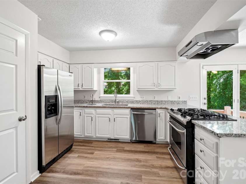 51 Wake Robin Way, Asheville, NC 28805.  MLS# CAR4396887, YatesRealty ID 35080. 