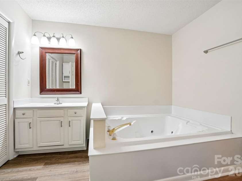 51 Wake Robin Way, Asheville, NC 28805.  MLS# CAR4396887, YatesRealty ID 35080. 