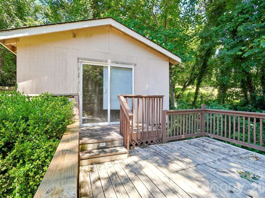 51 Wake Robin Way, Asheville, NC 28805.  MLS# CAR4396887, YatesRealty ID 35080. 