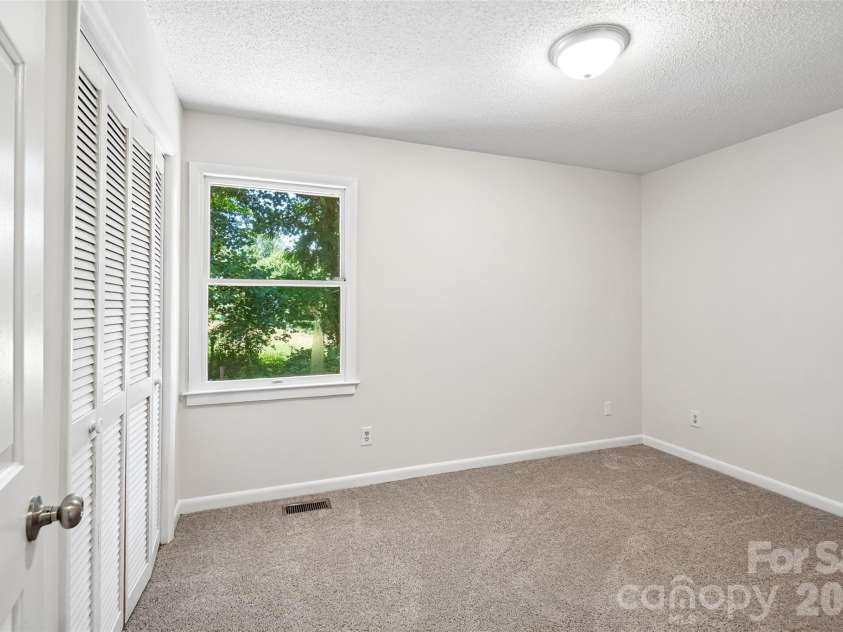 51 Wake Robin Way, Asheville, NC 28805.  MLS# CAR4396887, YatesRealty ID 35080. 