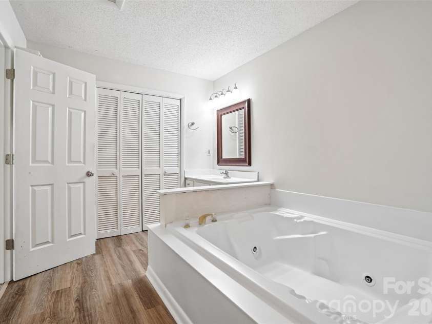 51 Wake Robin Way, Asheville, NC 28805.  MLS# CAR4396887, YatesRealty ID 35080. 