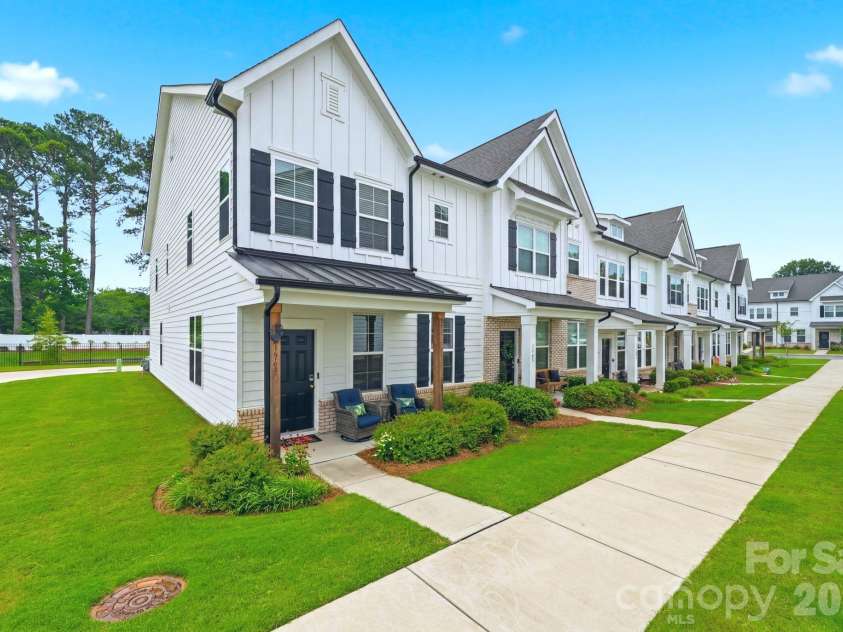 1943 Plath Top Road, Rock Hill, SC 29732.  MLS# CAR4398720, YatesRealty ID 35086. Welcome Home to this private end unit!