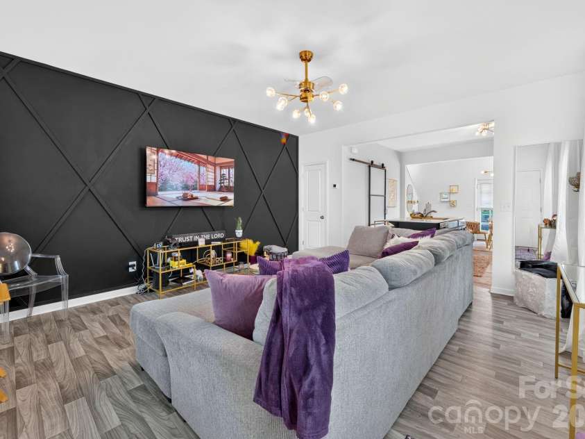1031 Plaza Walk Drive, Charlotte, NC 28215.  MLS# CAR4396932, YatesRealty ID 35087. 