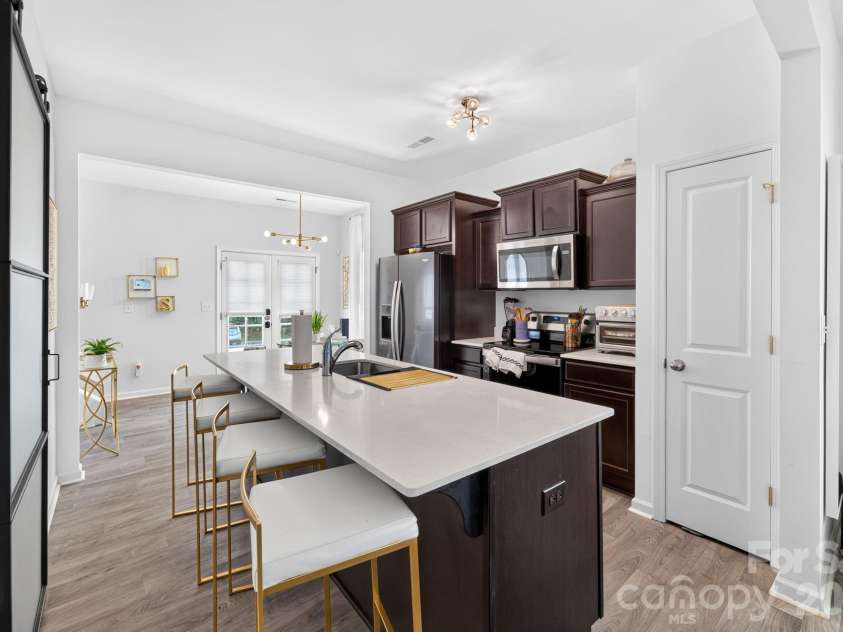 1031 Plaza Walk Drive, Charlotte, NC 28215.  MLS# CAR4396932, YatesRealty ID 35087. 