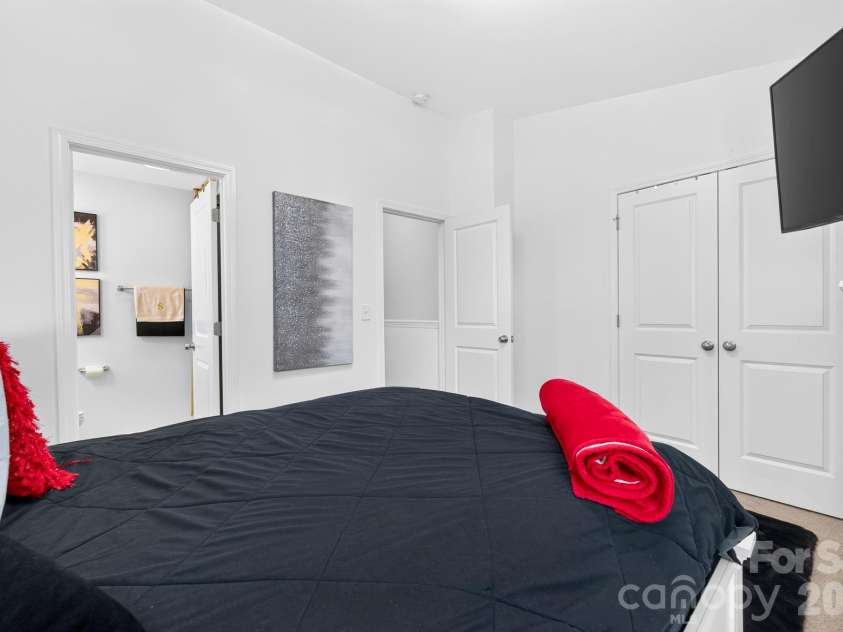 1031 Plaza Walk Drive, Charlotte, NC 28215.  MLS# CAR4396932, YatesRealty ID 35087. 
