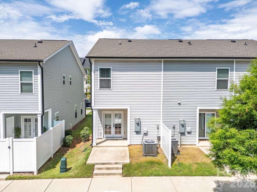 1031 Plaza Walk Drive, Charlotte, NC 28215.  MLS# CAR4396932, YatesRealty ID 35087. 