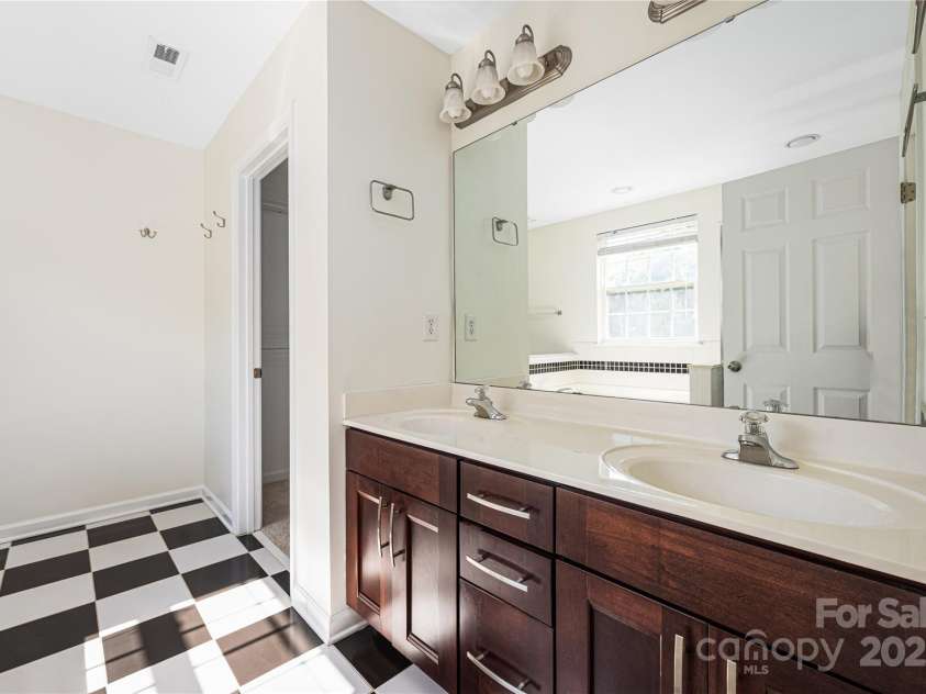 6416 Union Station Court, Charlotte, NC 28210.  MLS# CAR4264294, YatesRealty ID 35089. 
