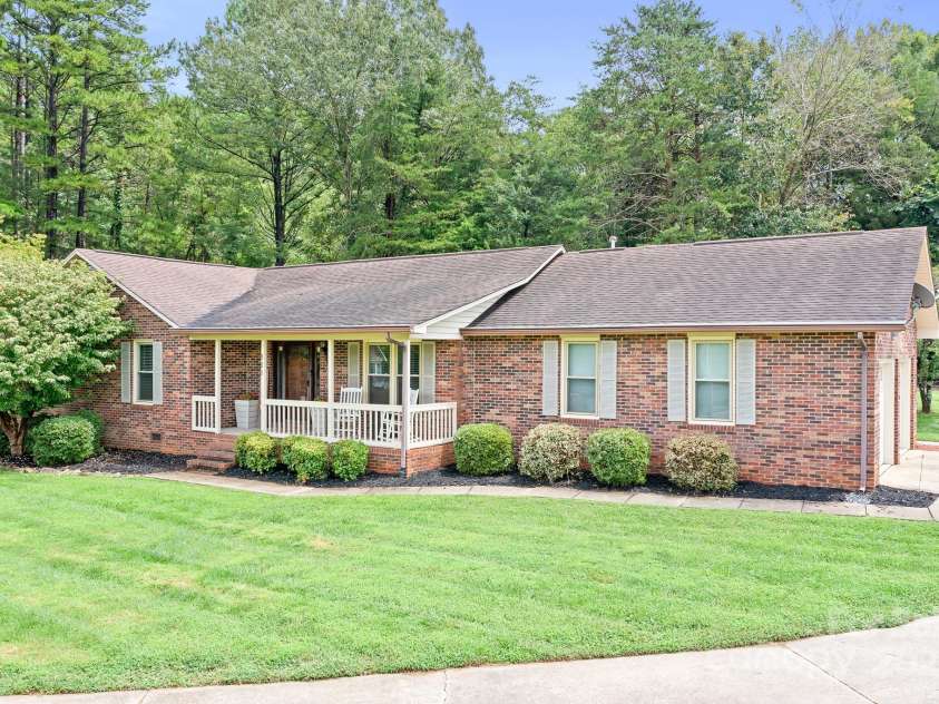 111 Devonshire Court, Mooresville, NC 28115.  MLS# CAR4289812, YatesRealty ID 35092. 