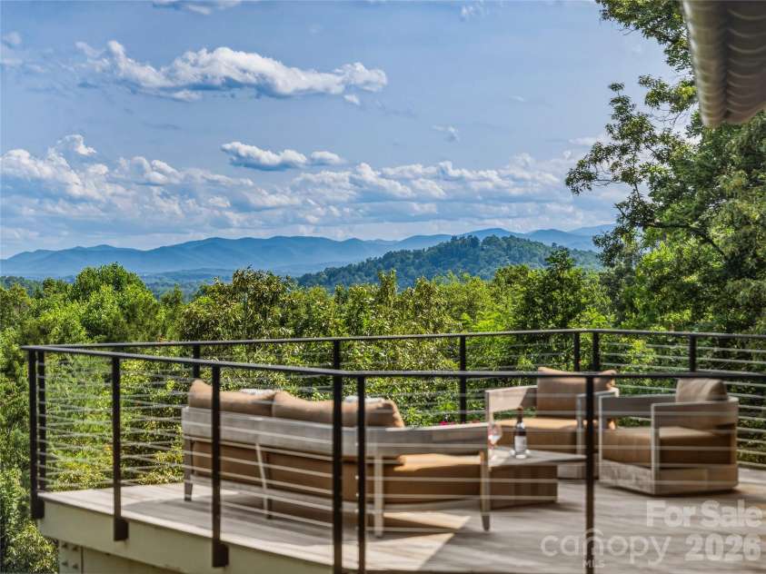 47 Garland Drive, Asheville, NC 28804.  MLS# CAR4391686, YatesRealty ID 35093. 