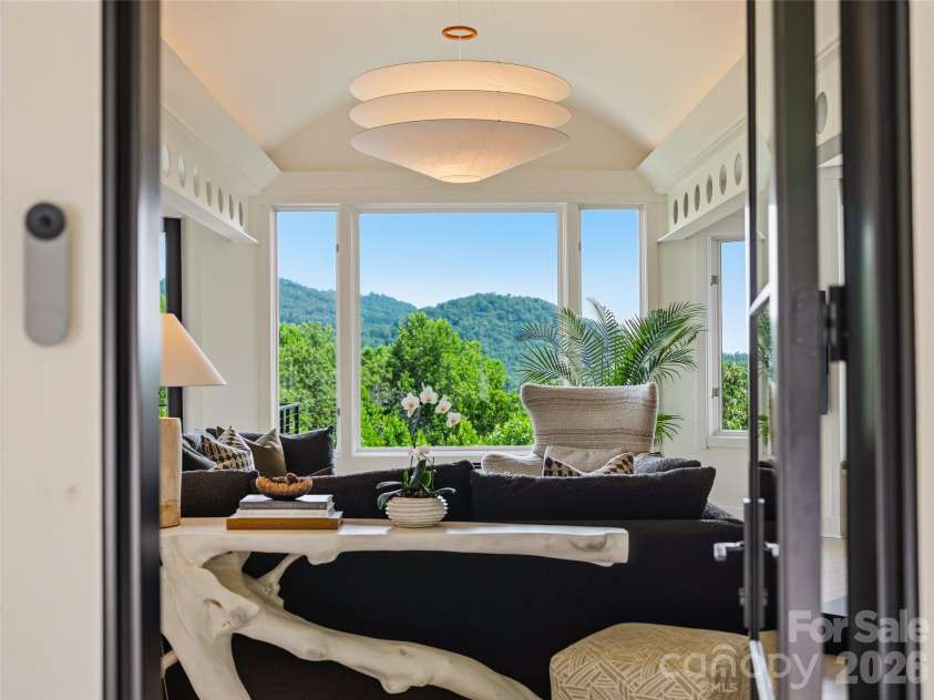 47 Garland Drive, Asheville, NC 28804.  MLS# CAR4391686, YatesRealty ID 35093. 