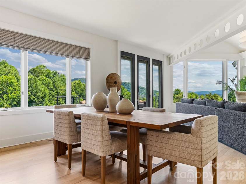 47 Garland Drive, Asheville, NC 28804.  MLS# CAR4391686, YatesRealty ID 35093. 